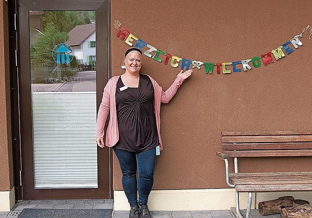 Aline Schweizer heisst nach dreimonatiger Pause mit einer farbigen Girlande allen Besuchenden wieder willkommen. Foto: S. Van Riemsdijk