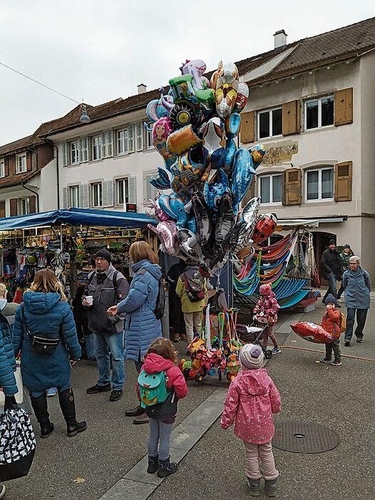 Für Kinder sind die farbigen Ballone auf dem Markt ein steter Anziehungspunkt.