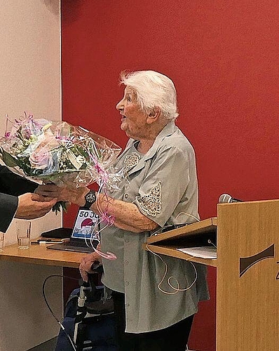 Bewohnerin Elfried Mathis erhielt als Dank für ihr berührendes und treffsicheres Gedicht einen bunten Blumenstrauss.