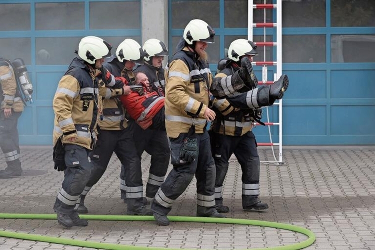 Ein verletzter Kamerad wurde aus dem Rauch gerettet. Fotos: P. Eglin