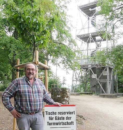 Hüttenwart Marcel Wunderlin kennt alle Geschichten um die Turmwirtschaft.