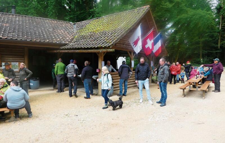 Verpflegung vor der Stierstallhütte .Fotos: P. Aenishänslin