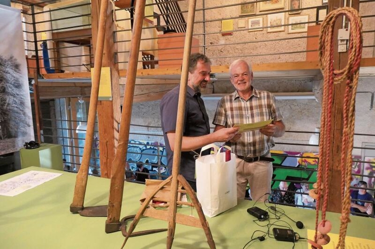 Zwischen bäuerlichen Exponaten berieten sich die zwei Fachmänner für Sammlungen: Co-Präsident des Vereins Ortssammlung Gelterkinden Felix Jehle (r.) und der Gastredner Marc Limat, Leiter des Museums BL. Fotos: U. Handschin