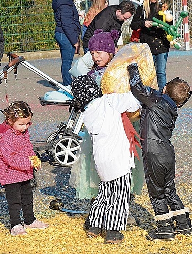 Nach Herzenslust einander mit bunten Konfettis eindecken.