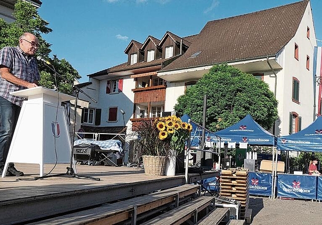 Gelterkinder Gemeindepräsident Peter Gröflin als Festredner auf dem Dorfplatz.
