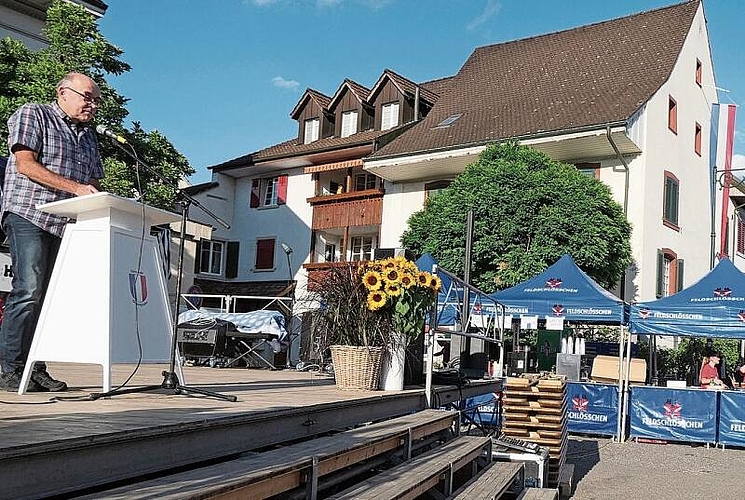 Gelterkinder Gemeindepräsident Peter Gröflin als Festredner auf dem Dorfplatz.
