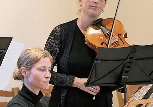 Mit hellen, festlichen Klängen gab Daniela Niedhammer am Cembalo den Takt vor, derweil die Bratschistin Martina Bischof sie begleitete.
