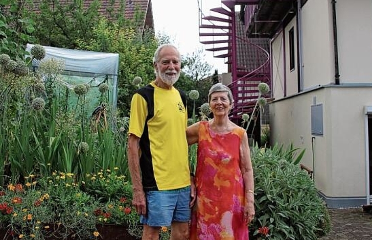 Giovanni und Monica Bonavia haben an ihrem Wohnhaus ein Kleinwindkraftwerk installiert. Foto: M. Schaffner