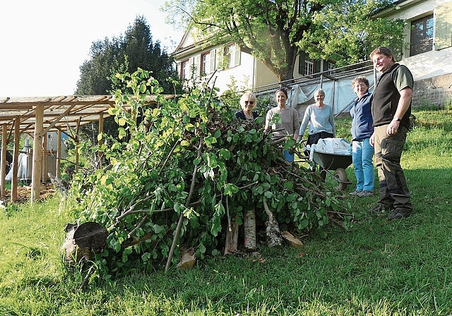 Das vollendete Werk von Kursgruppe zwei: der korrekt aufgebaute Überwinterungshaufen als Hotel für den Igel.