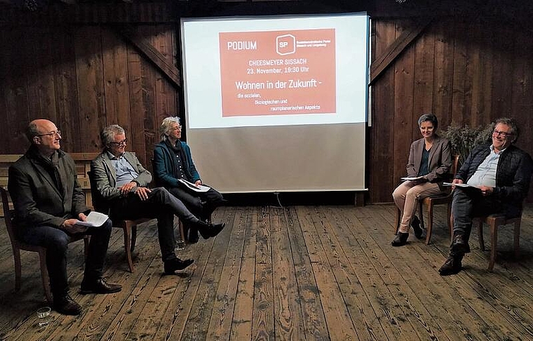 Sie diskutierten die verschiedenen Aspekte über das Wohnen in der Zukunft. Moderator David Foggetta, Thomas Noack, Martina Turnes, Sandra Strüby und Thomas Burmeister (v. l.).Foto: s. van riemsdijk