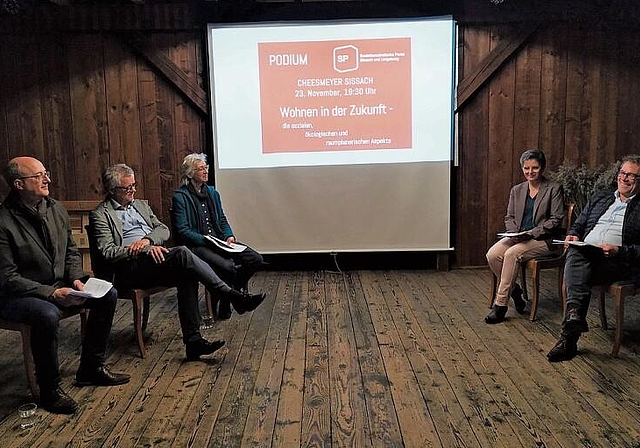 Sie diskutierten die verschiedenen Aspekte über das Wohnen in der Zukunft. Moderator David Foggetta, Thomas Noack, Martina Turnes, Sandra Strüby und Thomas Burmeister (v. l.).Foto: s. van riemsdijk