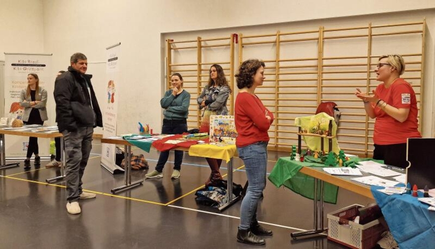 An vielen Ständen präsentierten sich die diversen Kitas, Waldkindergarten, 
Musikschule, Mittagstisch und viele mehr, aus dem ganzen Waldenburgertal. Fotos: U. Roth