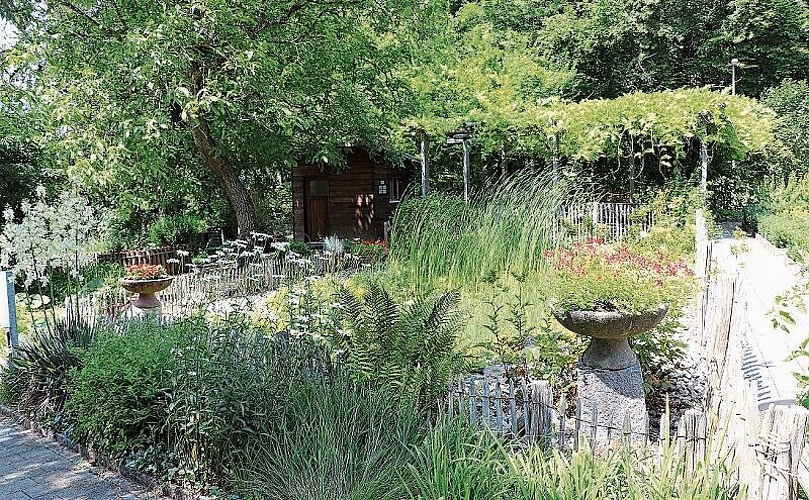 Ein Ort fürs gemütliche Zusammensein: der Garten mit Laube und Grillstelle.
