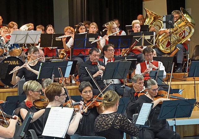 Die Klänge der beiden Orchester vermischen sich zu einem schönen Klang. Fotos: HP. Thommen
