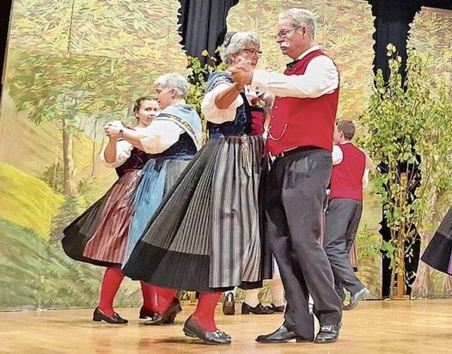 Tanzgruppe der Erwachsenen mit dem Tanz «Valzer nel bosco».