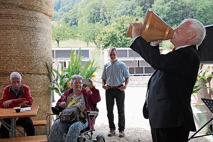 Werner Müller aus Füllinsdorf rief den traditionellen Sarganserländer Alpsegen von 1864 und bat «vor dem Wolf sin Rache» und «dem Bäre si Tatze» zu schützen.
