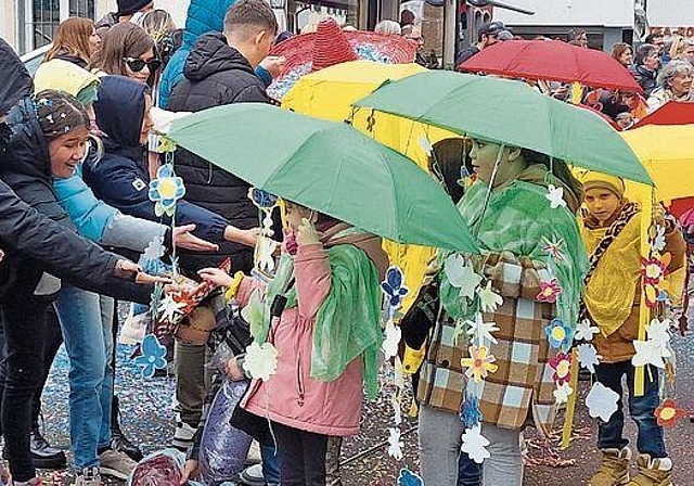 Die Klasse vom Schulhaus Bützenen mit dem Sujet «Vier Jahreszeiten» verteilt begehrte Süssigkeiten.