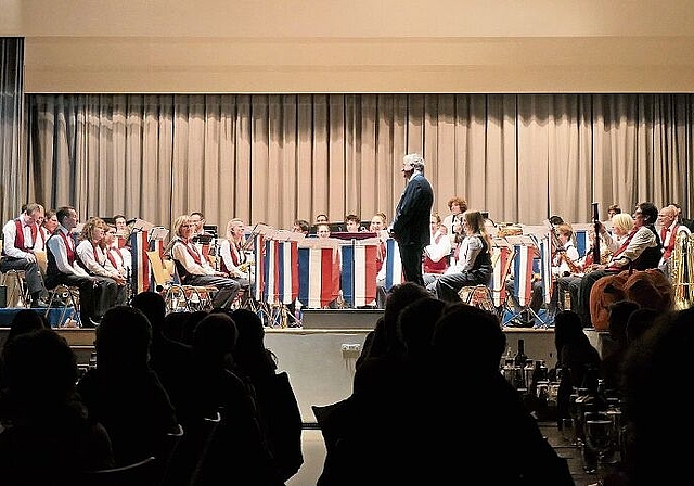 Musikvereinspräsident Christoph Goldiger (li. aussen) dankt dem Dirigenten Heinz Schoenenberger und den Musikantinnen und Musikanten für das Durchhalten in der Coronazeit und das gut gelungene Konzert.Fotos: u. Handschin
