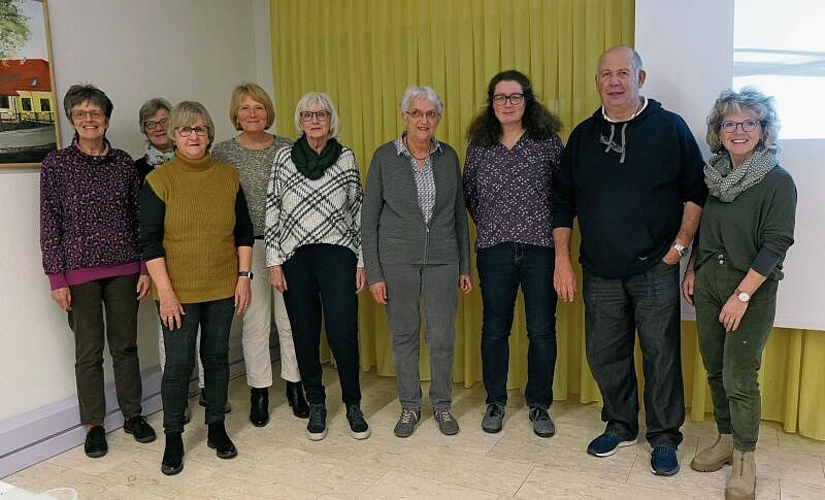 Das Team, das die monatlichen Altersnachmittage organisiert: Leiterin Lotti Oldani, Brigitte Senft, Edith Schreiber, Vreni Dehning, Regina Martin, Ruth Bothe, Monika Oliver (Referent Martin Plattner) und Elsbeth Hasler (v.l.).
