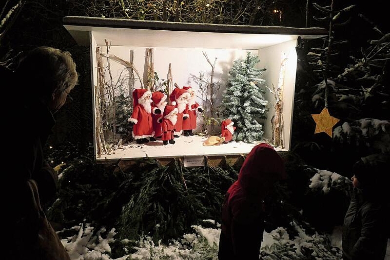 Klein und Gross staunte über die liebe- und kunstvoll gestalteten Szenen mit dem kleinen Weihnachtsmann.Foto: u. handschin