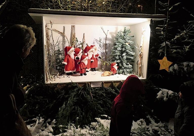 Klein und Gross staunte über die liebe- und kunstvoll gestalteten Szenen mit dem kleinen Weihnachtsmann.Foto: u. handschin