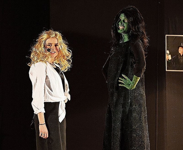 Glinda (Giulia Covino, l.) und Elphaba (Annalea Wüthrich, r.) können sich zu Beginn der Geschichte nicht ausstehen.