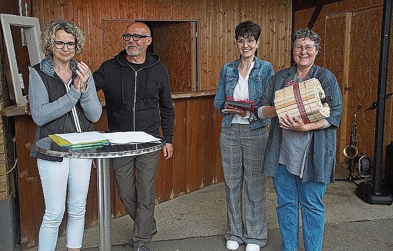 Doris Schaub (r.) wurde zum Ehrenmitglied ernannt. (v.l.) Präsidentin Christine Tschan, Mario Herger und Tanja Sailer.Fotos: O. Graf