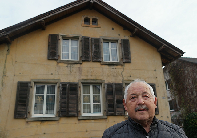 Franz Stohler vor dem Posamenterhaus an der Lupsingerstrasse 26.  Foto: E. Gysin