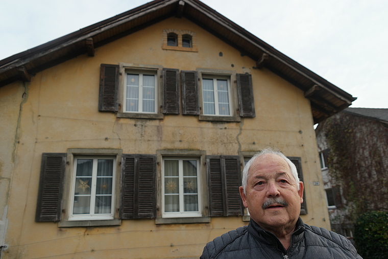 Franz Stohler vor dem Posamenterhaus an der Lupsingerstrasse 26.  Foto: E. Gysin