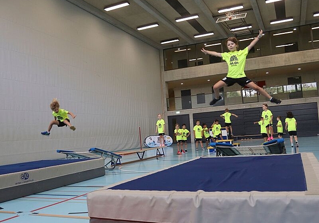 Die Kinder studierten Trampolin-Shows ein.
