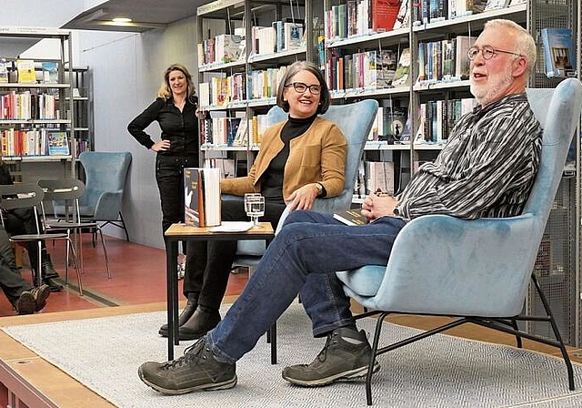 Das Interesse an der Lesung von Rico Kessler aus Rünenberg war gross, moderiert von der Verlegerin des Buches, Denise Schmid, mit der Infrastruktur der Gemeindebibliothek Gelterkinden, die das Team unter der Leitung von Cindy Thommen (hinten stehend