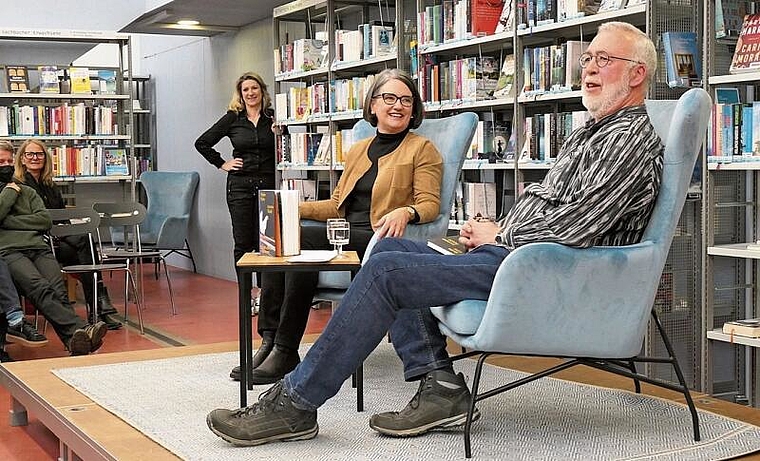 Das Interesse an der Lesung von Rico Kessler aus Rünenberg war gross, moderiert von der Verlegerin des Buches, Denise Schmid, mit der Infrastruktur der Gemeindebibliothek Gelterkinden, die das Team unter der Leitung von Cindy Thommen (hinten stehend