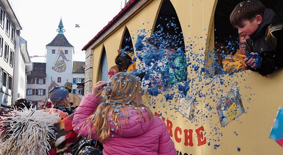 Und immer wieder Konfetti. Fotos: B. Eglin