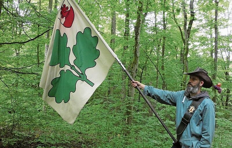 Die Rottenfahne flattert im grünen Wald.