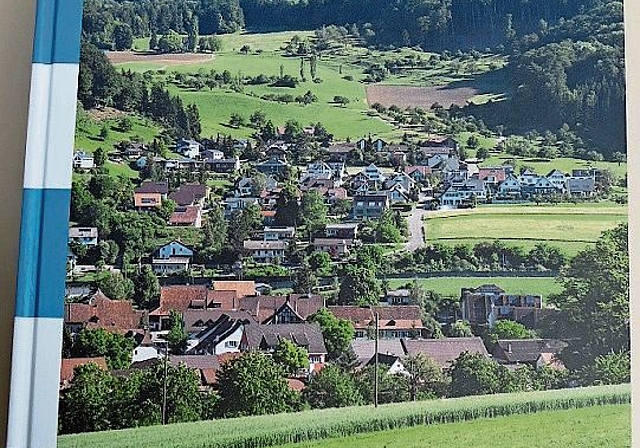 Das neue Heimatkundebuch von Böckten umfasst 306 Seiten.
