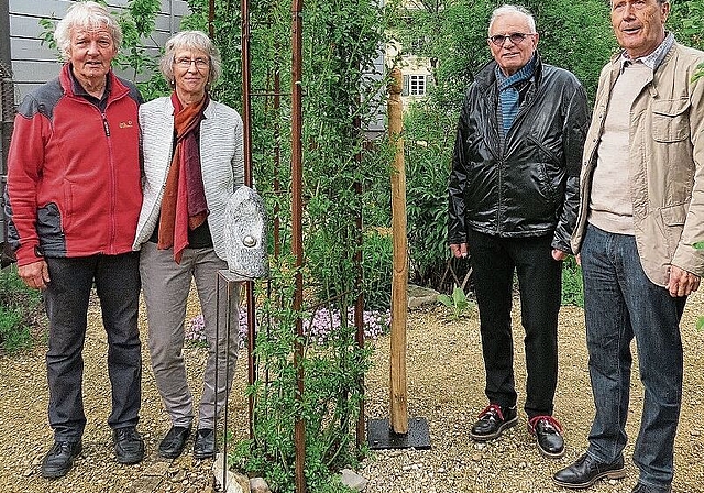 Die beiden Organisatoren Hans Buser (l) und Marianne Knecht zusammen mit den beiden Künstlern Philipp Strub und Peter Kaufmann (r).Fotos: S. Van Riemsdijk
