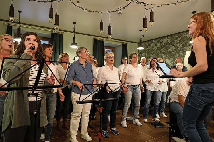 Im Grünen Saal der Sonne gastierte der Sissacher Chor «Chorisma». Jeder Platz war besetzt und Wirtin Adriana Linsalata zeigte ihre Freude über das grosse Interesse. Der Chor unter der Leitung von jungen Musiklehrerin Chiara Heuser ist erst ein Jahr alt und gab an der Kultournacht seine Premiere. Bei der Aufnahme neuer Mitsängerinnen muss man bereits zurückhaltend sein. Gefragt sind aber Männerstimmen. Foto: Beat Eglin