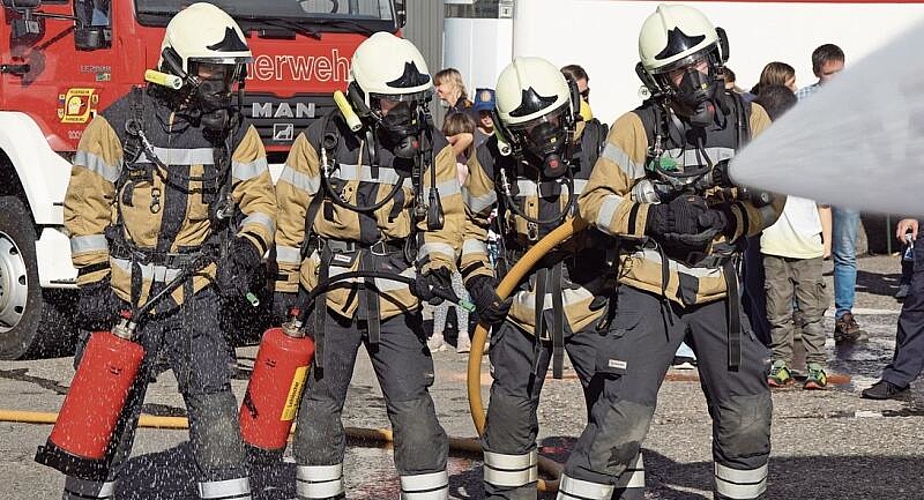 Erfolgreicher Löschangriff auf zwei havarierte Fässer. Fotos: o. graf