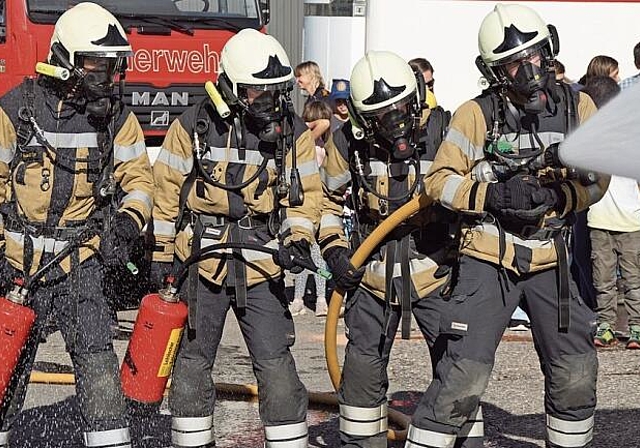 Erfolgreicher Löschangriff auf zwei havarierte Fässer. Fotos: o. graf