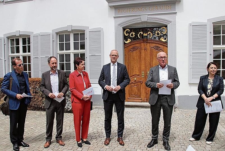 Empfang vor der strahlenden Fassade: Projektleiter Jonas Wirth, Kantonsarchitekt Marco Frigerio, Regierungspräsidentin Monica Gschwind, Landratspräsident Pascal Ryf, Regierungsrat Isaac Reber, Landschreiberin Elisabeth Heer Dietrich (v. l.). Fotos: M. Schaffner