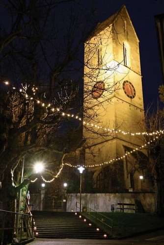 Die Kirche strahlt in warmem Licht.