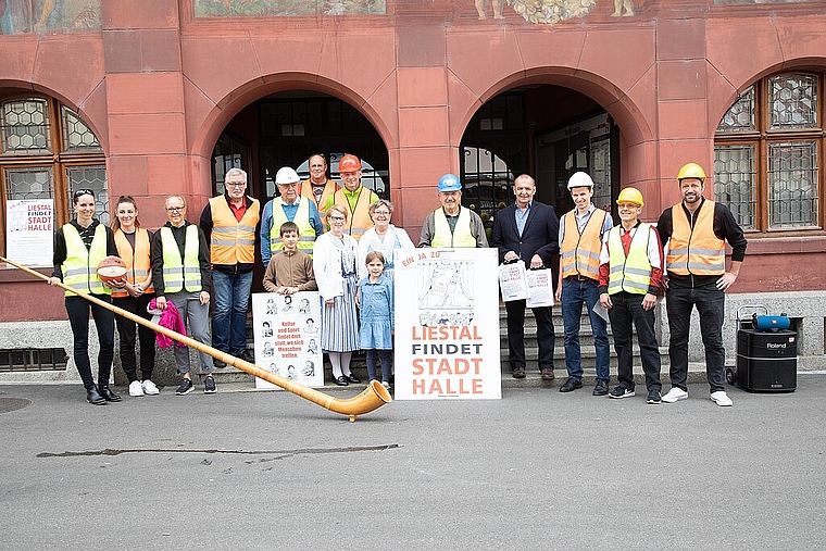 Mit Helm und Gilet: Am liebsten würden die Initiant/-innen schon jetzt mit dem Bau der Stadthalle loslegen. Foto: zVg