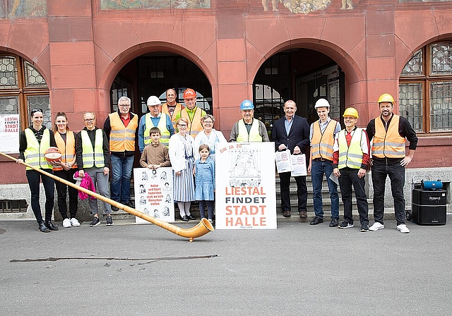 Mit Helm und Gilet: Am liebsten würden die Initiant/-innen schon jetzt mit dem Bau der Stadthalle loslegen. Foto: zVg