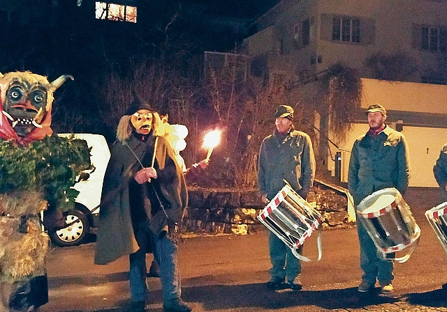 Das Ungeheuer mit dem Schärmuuser und den Tambouren suchte Sissach wieder heim. Fotos: S. van Riemsdijk