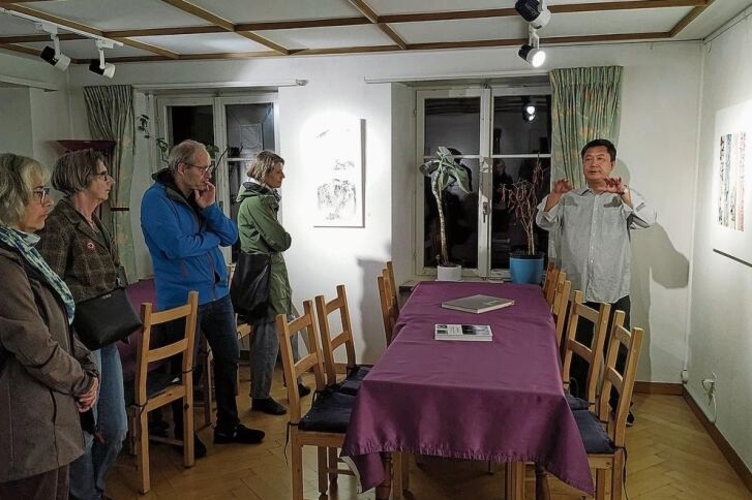 Im «ChinaHouse» führte Hinchi Kong durch die Ausstellung «Chinesische Landschaftsdarstellung». Fotos: S. van Riemsdijk