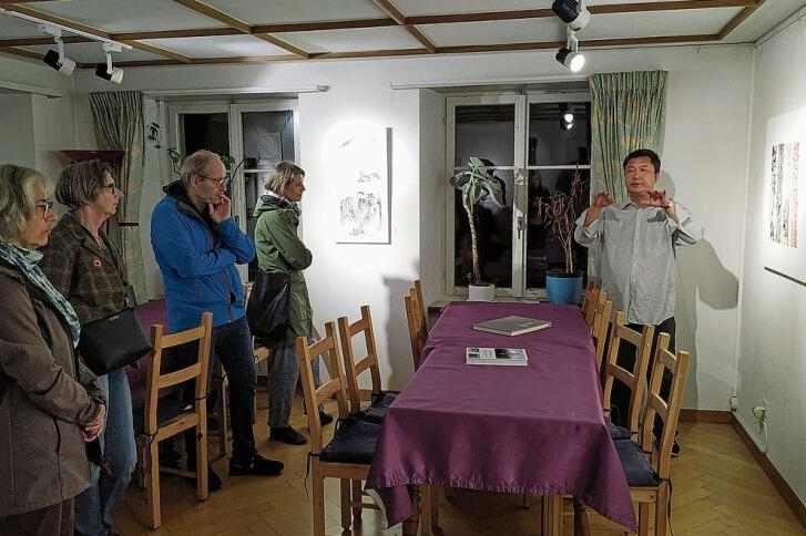 Im «ChinaHouse» führte Hinchi Kong durch die Ausstellung «Chinesische Landschaftsdarstellung». Fotos: S. van Riemsdijk