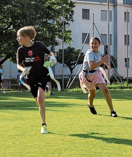 Im Unterschied zum Vollkontakt-Football müssen bei der Variante «Flag Football» die Bänder an der Hüfte gezogen werden. Im Unterschied zum Vollkontakt-Football müssen bei der Variante «Flag Football» die Bänder an der Hüfte gezogen werden.