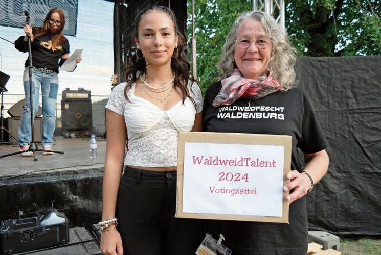 Mia Felber (l.) mit Caroline Häring, Organisatorin des Publikums Votings.