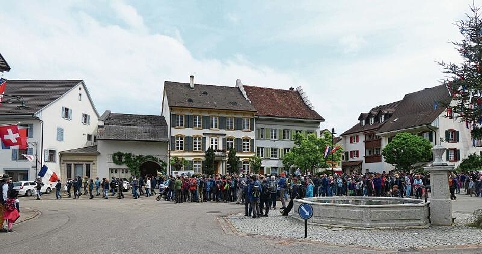 Das schöne Wetter lockte eine stattliche Schar Banntagsgänger/-innen auf den Gelterkinder Dorfplatz zum Bimmeln des Banntagsglöckleins. Nach 12 Uhr zogen die fünf Rotten los durch das Dorf zum Spiel des Musikvereins, bevor sie sich trennten für ihren Bannumgang. Fotos: U. Handschin