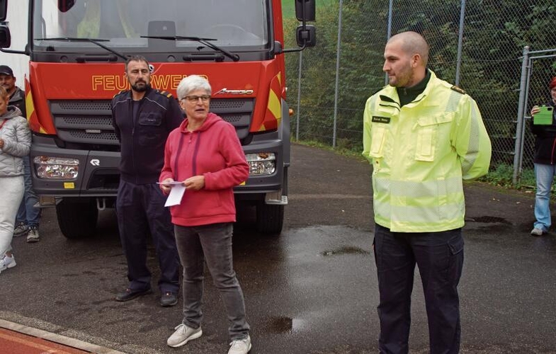 Gemeinderätin Manuela Alispach befördert Wachtmeister Roman Weiss zum Leutnant .